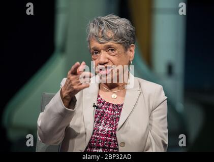 Il 12 giugno 2019, il computer umano della NASA Christine Darden, lo scrittore Margot Lee Shetterly, e altri panelisti hanno partecipato a una discussione allo Smithsonian National Air and Space Museum. L'evento ha onorato le donne presenti nel libro *Hidden Figures*, tra cui Katherine Johnson, Dorothy Vaughan e Mary Jackson, con la dedica di "Hidden Figures Way" a Washington, D.C. Foto Stock