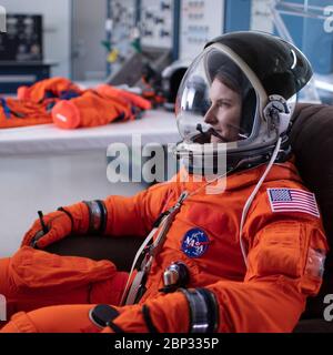 Il 12 luglio 2019, la candidata astronauta Kayla Barron è stata fotografata al Johnson Space Center della NASA a Houston, Texas, dopo aver indossato la sua tuta spaziale in preparazione per le missioni spaziali. Foto Stock