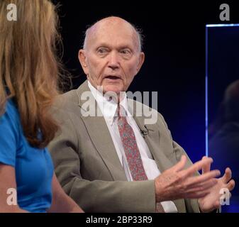 Apollo 11 50 ° anniversario Celebration NASA Public Affairs Officer for Heliophysics Karen Fox, interviste, astronauta Apollo 11 Mike Collins durante "i salti giganti della NASA: Passato e futuro", un programma televisivo dal vivo venerdì 19 luglio 2019 dallo Smithsonian National Air and Space Museum di Washington. La NASA e il mondo stanno riconoscendo il 50° anniversario dell'Apollo 11, in cui gli astronauti Neil Armstrong, Michael Collins e Buzz Aldrin hanno fatto la prima missione di atterrare gli astronauti sulla Luna. Foto Stock