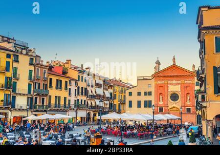 Padova, 12 settembre 2019: Chiesa di San Clemente, fila di edifici e tavoli da ristorante in Piazza Plaza dei Signori, vista serale al crepuscolo, Regione Veneto Foto Stock