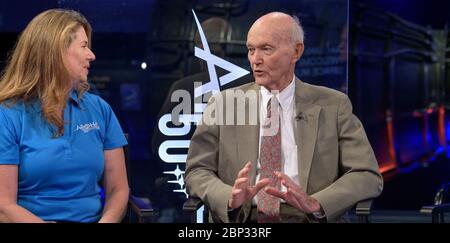 Apollo 11 50 ° anniversario Celebration NASA Public Affairs Officer for Heliophysics Karen Fox, interviste, astronauta Apollo 11 Mike Collins durante "i salti giganti della NASA: Passato e futuro", un programma televisivo dal vivo venerdì 19 luglio 2019 dallo Smithsonian National Air and Space Museum di Washington. La NASA e il mondo stanno riconoscendo il 50° anniversario dell'Apollo 11, in cui gli astronauti Neil Armstrong, Michael Collins e Buzz Aldrin hanno fatto la prima missione di atterrare gli astronauti sulla Luna. Foto Stock