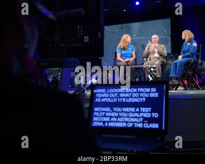 Celebrazione del 50° anniversario dell'Apollo 11, responsabile degli affari pubblici della NASA per l'eliofisica Karen Fox, a sinistra, interviste, l'astronauta dell'Apollo 11 Mike Collins e la candidata all'astronauta della NASA Zena Cardman durante "i salti giganti della NASA: Passato e futuro", un programma televisivo dal vivo venerdì 19 luglio 2019 dallo Smithsonian National Air and Space Museum di Washington. La NASA e il mondo stanno riconoscendo il 50° anniversario dell'Apollo 11, in cui gli astronauti Neil Armstrong, Michael Collins e Buzz Aldrin hanno fatto la prima missione di atterrare gli astronauti sulla Luna. Foto Stock