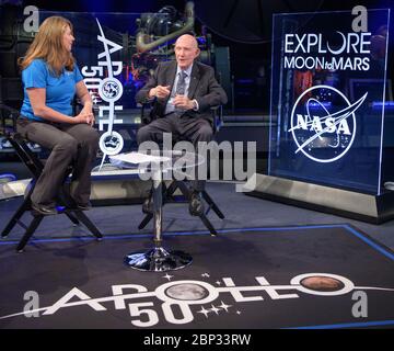 Apollo 11 festeggiamenti per il 50° anniversario la NASA Public Affairs Officer for Heliophysics Karen Fox intervista l'astronauta Apollo 10 General Thomas Stafford durante "i salti giganti della NASA: Passato e futuro", un programma televisivo dal vivo venerdì 19 luglio 2019 dallo Smithsonian National Air and Space Museum di Washington. La NASA e il mondo stanno riconoscendo il 50° anniversario dell'Apollo 11, in cui gli astronauti Neil Armstrong, Michael Collins e Buzz Aldrin hanno fatto la prima missione di atterrare gli astronauti sulla Luna. Foto Stock