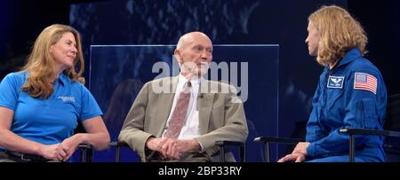 Celebrazione del 50° anniversario dell'Apollo 11, responsabile degli affari pubblici della NASA per l'eliofisica Karen Fox, a sinistra, interviste, l'astronauta dell'Apollo 11 Mike Collins e la candidata all'astronauta della NASA Zena Cardman durante "i salti giganti della NASA: Passato e futuro", un programma televisivo dal vivo venerdì 19 luglio 2019 dallo Smithsonian National Air and Space Museum di Washington. La NASA e il mondo stanno riconoscendo il 50° anniversario dell'Apollo 11, in cui gli astronauti Neil Armstrong, Michael Collins e Buzz Aldrin hanno fatto la prima missione di atterrare gli astronauti sulla Luna. Foto Stock