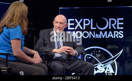 Apollo 11 festeggiamenti per il 50° anniversario la NASA Public Affairs Officer for Heliophysics Karen Fox intervista l'astronauta Apollo 10 General Thomas Stafford durante "i salti giganti della NASA: Passato e futuro", un programma televisivo dal vivo venerdì 19 luglio 2019 dallo Smithsonian National Air and Space Museum di Washington. La NASA e il mondo stanno riconoscendo il 50° anniversario dell'Apollo 11, in cui gli astronauti Neil Armstrong, Michael Collins e Buzz Aldrin hanno fatto la prima missione di atterrare gli astronauti sulla Luna. Foto Stock