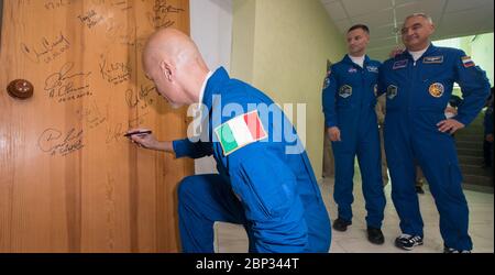 Expedition 60 Preflight Expedition 60 l'ingegnere di volo Luca Parmitano dell'ESA (Agenzia spaziale europea) esegue la firma tradizionale delle porte presso l'Hotel Cosmonaut prima di partire dall'hotel per il lancio su un razzo Soyuz con i compagni di equipaggio Drew Morgan della NASA e Alexander Skvortsov di Roscosmos, sabato 20 luglio, 2019 a Baikonur, Kazakistan. Skvortsov, Morgan e Parmitano hanno lanciato alle 12:28 ora orientale (ore 21:28 ora di Baikonur) per iniziare la loro missione alla Stazione spaziale Internazionale. Foto Stock