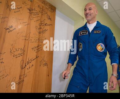 Expedition 60 Preflight Expedition 60 l'ingegnere di volo Luca Parmitano dell'ESA (Agenzia spaziale europea) esegue la firma tradizionale delle porte presso l'Hotel Cosmonaut prima di partire dall'hotel per il lancio su un razzo Soyuz con i compagni di equipaggio Drew Morgan della NASA e Alexander Skvortsov di Roscosmos, sabato 20 luglio, 2019 a Baikonur, Kazakistan. Skvortsov, Morgan e Parmitano hanno lanciato alle 12:28 ora orientale (ore 21:28 ora di Baikonur) per iniziare la loro missione alla Stazione spaziale Internazionale. Foto Stock