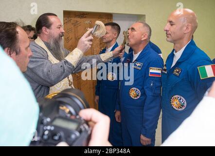 Spedizione 60 spedizione Preflight 60 il Comandante di Soyuz Alexander Skvortsov di Roscosmo è benedetto da un sacerdote ortodosso russo nell'hotel Cosmonaut prima di partire per il lancio su un razzo Soyuz con i compagni di equipaggio Drew Morgan della NASA e Luca Parmitano dell'ESA (Agenzia spaziale europea), sabato 20 luglio, 2019 a Baikonur, Kazakistan. Skvortsov, Morgan e Parmitano hanno lanciato alle 12:28 ora orientale (ore 21:28 ora di Baikonur) per iniziare la loro missione alla Stazione spaziale Internazionale. Foto Stock