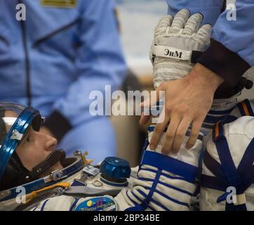 Expedition 60 Preflight Expedition 60 l'ingegnere di volo Drew Morgan della NASA si prepara a far controllare la pressione della sua tuta russa Sokol in preparazione al lancio a bordo della navicella spaziale Soyuz MS-13, sabato 20 luglio 2019 al Cosmodromo di Baikonur in Kazakistan. Morgan, Alexander Skvortsov di Roscosmos e Luca Parmitano dell'ESA (Agenzia spaziale europea) lanciati a bordo della navetta Soyuz MS-13 alle 12:28 ora orientale (21:28 ora di Baikonur) il 20 luglio per iniziare il loro viaggio verso la Stazione spaziale Internazionale. Foto Stock