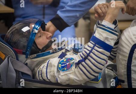 Expedition 60 Preflight Expedition 60 l'ingegnere di volo Drew Morgan della NASA si prepara a far controllare la pressione della sua tuta russa Sokol in preparazione al lancio a bordo della navicella spaziale Soyuz MS-13, sabato 20 luglio 2019 al Cosmodromo di Baikonur in Kazakistan. Morgan, Alexander Skvortsov di Roscosmos e Luca Parmitano dell'ESA (Agenzia spaziale europea) lanciati a bordo della navetta Soyuz MS-13 alle 12:28 ora orientale (21:28 ora di Baikonur) il 20 luglio per iniziare il loro viaggio verso la Stazione spaziale Internazionale. Foto Stock