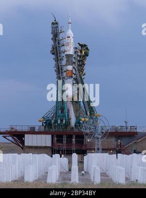 Expedition 60 Preflight il razzo Soyuz con la navicella spaziale MS-13 a bordo è visto sulla rampa di lancio come le braccia della struttura di servizio sono abbassate prima del lancio, Sabato, 20 luglio 2019 al Cosmodromo Baikonur in Kazakistan. Expedition 60 il comandante di Soyuz Alexander Skvortsov di Roscosmos, l'ingegnere di volo Drew Morgan della NASA e l'ingegnere di volo Luca Parmitano dell'ESA (Agenzia spaziale europea) hanno lanciato alle 12:28 (ora orientale delle 21:28) per iniziare la loro missione alla Stazione spaziale Internazionale. Foto Stock