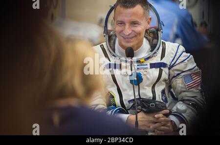 Expedition 60 Preflight Expedition 60 l'ingegnere di volo Drew Morgan della NASA parla con la famiglia dopo aver controllato la pressione della tuta Sokol russa in preparazione del lancio a bordo della navicella spaziale Soyuz MS-13, sabato 20 luglio 2019 al Cosmodrome di Baikonur in Kazakistan. Morgan, Alexander Skvortsov di Roscosmos e Luca Parmitano dell'ESA (Agenzia spaziale europea) lanciati a bordo della navetta Soyuz MS-13 alle 12:28 ora orientale (21:28 ora di Baikonur) il 20 luglio per iniziare il loro viaggio verso la Stazione spaziale Internazionale. Foto Stock