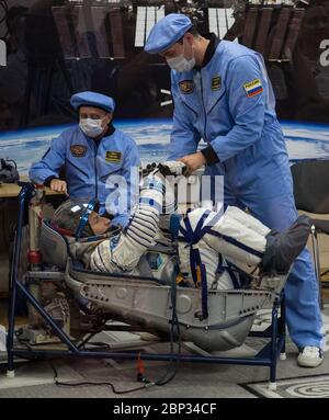 Expedition 60 Preflight Expedition 60 l'ingegnere di volo Drew Morgan della NASA si prepara a far controllare la pressione della sua tuta russa Sokol in preparazione al lancio a bordo della navicella spaziale Soyuz MS-13, sabato 20 luglio 2019 al Cosmodromo di Baikonur in Kazakistan. Morgan, Alexander Skvortsov di Roscosmos e Luca Parmitano dell'ESA (Agenzia spaziale europea) lanciati a bordo della navetta Soyuz MS-13 alle 12:28 ora orientale (21:28 ora di Baikonur) il 20 luglio per iniziare il loro viaggio verso la Stazione spaziale Internazionale. Foto Stock