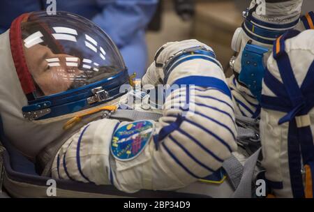 Expedition 60 Preflight Expedition 60 l'ingegnere di volo Drew Morgan della NASA ha controllato la sua pressione di tuta Sokol russa in preparazione per il lancio a bordo della Soyuz MS-13, sabato 20 luglio 2019 al Cosmodromo di Baikonur in Kazakistan. Morgan, Alexander Skvortsov di Roscosmos e Luca Parmitano dell'ESA (Agenzia spaziale europea) lanciati a bordo della navetta Soyuz MS-13 alle 12:28 ora orientale (21:28 ora di Baikonur) il 20 luglio per iniziare il loro viaggio verso la Stazione spaziale Internazionale. Foto Stock