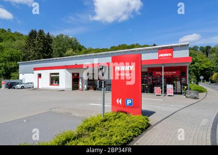 Filiale di Penny a Denklingen, Germania. Penny è una catena tedesca di supermercati di proprietà del gruppo Rewe. Foto Stock