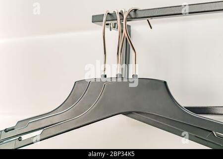 staffe in plastica nera su sfondo bianco Foto Stock