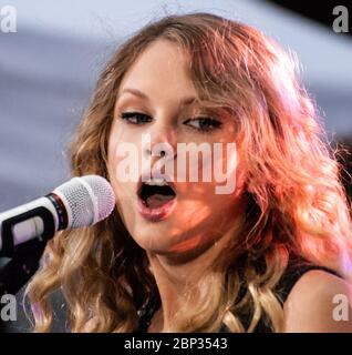 NEW YORK, NY, USA - 29 MAGGIO 2009: Taylor Swift suona nella serie di concerti 'Today' Show della NBC al Rockefeller Plaza. Foto Stock