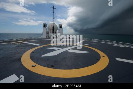 SpaceX Dragon Crew Emergency evacuation Rehearsal UNA tempesta veloce che si muove passa come squadre dalla NASA e SpaceX procedure di pratica per l'evacuazione di emergenza medica a bordo della NAVE GO Searcher, venerdì 15 agosto 2019 nell'Oceano Atlantico al largo della costa di Cape Canaveral, Florida. SpaceX userà LA nave GO Searcher durante la missione Demo-2 per recuperare gli astronauti della NASA che ritornano dalla Stazione spaziale Internazionale nella loro navicella spaziale Crew Dragon. Foto Stock