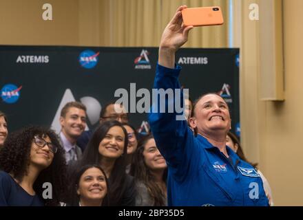 Evento femminile del Caucus su Artemis l’astronauta della NASA Serena Auñón-Chancellor prende un selfie con i partecipanti a un evento bipartisan del Congresso Caucus per le questioni femminili sul programma di esplorazione lunare Artemis della NASA, mercoledì 11 settembre 2019 presso il Rayburn House Office Building di Washington. Foto Stock