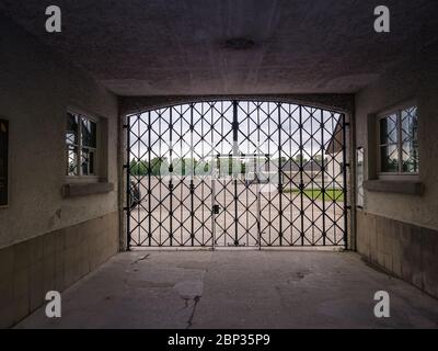 Ingresso recintato al campo di concentramento di Dachau Foto Stock