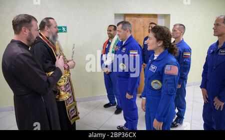 Spedizione 61 Benedizione dell'equipaggio il sacerdote ortodosso russo Padre Sergei benedice l'Expedition 61 prime e equipaggi di backup nell'Hotel Cosmonaut prima che l'equipaggio partesse per il lancio su un razzo Soyuz mercoledì 25 settembre 2019 a Baikonur, Kazakistan. Spedizione 61 membri dell'equipaggio Jessica Meir della NASA e Oleg Skripochka di Roscosmo, e il partecipante al volo spaziale Hazzaa Ali Almansoori degli Emirati Arabi Uniti lanceranno più tardi nella giornata sulla Soyuz MS-15 dalla Cosmodromo di Baikonur alla Stazione spaziale Internazionale. Foto Stock