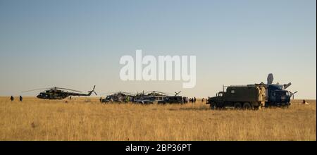 Spedizione 60 Soyuz MS-12 Landing le squadre russe di ricerca e soccorso arrivano alla Soyuz MS-12 astronave poco dopo che è atterrato con spedizione 60 membri dell'equipaggio Nick Hague della NASA e Alexey Ovchinin di Roscosmos, insieme con l'astronauta Hazzaa Ali Almansoori degli Emirati Arabi Uniti, giovedì 3 ottobre 2019. L'Aia e Ovchinin tornano dopo 203 giorni nello spazio dove hanno servito come membri dell'equipaggio Expedition 59 e 60 a bordo della Stazione spaziale Internazionale. Almansoori ha registrato 8 giorni nello spazio durante il suo primo volo come astronauta. Foto Stock