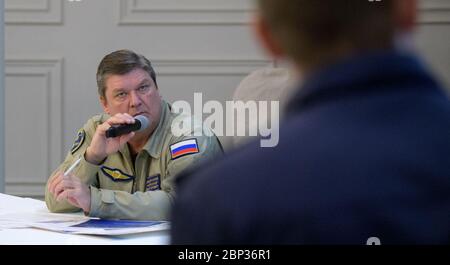 Spedizione 60 Landing Preparations Vice Direttore di Rosaviatsiya (Agenzia federale russa per il trasporto aereo) Alexander Vedernikov ha un incontro con la NASA, Roscosmos, E le forze russe di ricerca e recupero presso il Cosmonaut Hotel di Karaganda, Kazakhstan per discutere la preparazione per l'atterraggio della spedizione 60 membri dell'equipaggio Nick Hague della NASA e Alexey Ovchinin di Roscosmos, insieme con l'astronauta Hazzaa Ali Almansoori degli Emirati Arabi Uniti, martedì 1 ottobre 2019. L'Aia e Ovchinin tornano dopo 203 giorni nello spazio dove hanno servito come membri della spedizione 59 e 60 cr Foto Stock