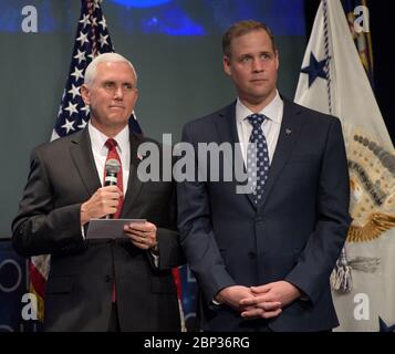 Bridenstine Sworn in come Vice Presidente Amministratore della NASA Mike Pence, a sinistra, e Amministratore della NASA Jim Bridenstine sono visti come parlano con gli astronauti della NASA Scott Tingle, Andrew Feustel, e Ricky Arnold che sono a bordo della Stazione spaziale Internazionale, Lunedi, 23 aprile 2018 presso la sede della NASA a Washington. Bridenstine è stato appena giurato dal Vice Presidente come 13° Amministratore della NASA. Foto Stock