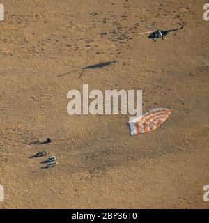 Spedizione 60 Soyuz MS-12 Landing le squadre russe di ricerca e soccorso arrivano alla Soyuz MS-12 astronave poco dopo che è atterrato con spedizione 60 membri dell'equipaggio Nick Hague della NASA e Alexey Ovchinin di Roscosmos, insieme con l'astronauta Hazzaa Ali Almansoori degli Emirati Arabi Uniti, giovedì 3 ottobre 2019. L'Aia e Ovchinin tornano dopo 203 giorni nello spazio dove hanno servito come membri dell'equipaggio Expedition 59 e 60 a bordo della Stazione spaziale Internazionale. Almansoori ha registrato 8 giorni nello spazio durante il suo primo volo come astronauta. Foto Stock