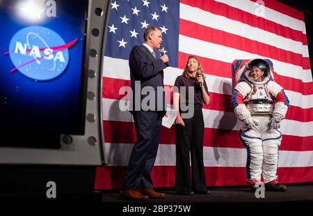 L'amministratore della NASA per l'evento spaziale Artemis Generation Jim Bridenstine, a sinistra, e Amy Ross, ingegnere spaziale presso il Johnson Space Center della NASA, a sinistra, sono visti con Kristine Davis, ingegnere spaziale presso il Johnson Space Center della NASA, che indossa un prototipo di base della nuova unità extraveicolare di mobilità esplorativa (xEMU) della NASA, Durante una dimostrazione della tuta, martedì 15 ottobre 2019 presso la sede centrale della NASA a Washington. La tuta xEMU migliora le tute indossate in precedenza sulla Luna durante l'era Apollo e quelle attualmente in uso per le passeggiate spaziali fuori dalla Stazione spaziale Internazionale e sarà Wil Foto Stock