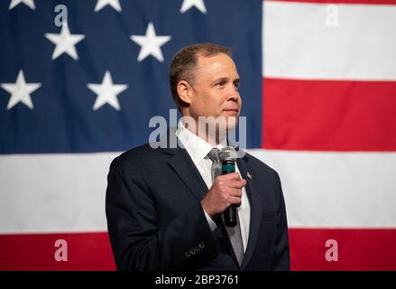 Evento spaziale della generazione Artemis l'amministratore della NASA Jim Bridenstine fornisce le osservazioni di apertura all'evento spaziale Artemis Generations, martedì 15 ottobre 2019 presso la sede centrale della NASA a Washington. L'unità extraveicolare di mobilità (xEMU) migliora sulle tute precedentemente indossate sulla Luna durante l'era Apollo e quelle attualmente in uso per le passeggiate spaziali fuori dalla Stazione spaziale Internazionale e sarà indossata dalla prima donna e l'uomo successivo mentre esplorano la Luna come parte di Il programma Artemis dell’agenzia. La tuta Orion Crew Survival System (OCSS) è progettata per una vestibilità e un'incisiva su misura Foto Stock