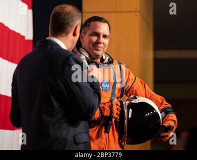 Evento spaziale Artemis Generation Jim Bridenstine, a sinistra, parla con Dustin Gohmert, Orion Crew Survival Systems Project Manager presso il Johnson Space Center della NASA, indossando la tuta Orion Crew Survival System, sulla tuta, martedì 15 ottobre 2019 presso la sede centrale della NASA a Washington. La tuta Orion è progettata per un'aderenza personalizzata e incorpora tecnologie di sicurezza e funzionalità di mobilità che aiuteranno a proteggere gli astronauti il giorno del lancio, in situazioni di emergenza, parti ad alto rischio delle missioni vicino alla Luna e durante il ritorno ad alta velocità sulla Terra. Foto Stock