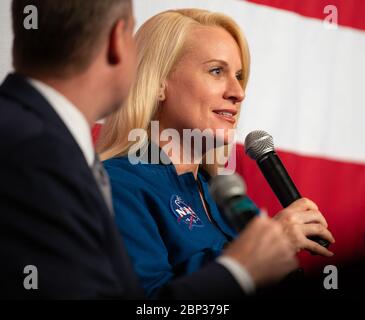 Evento spaziale di generazione Artemis l'astronauta della NASA Kate Rubins risponde a una domanda del pubblico durante una discussione con l'amministratore della NASA Jim Bridenstine e Chris Hansen, responsabile dell'ufficio di attività extraveiculare presso il Johnson Space Center della NASA durante l'evento spaziale di generazione Artemis, martedì 15 ottobre 2019 presso la sede centrale della NASA a Washington. La tuta Extravehicular Mobility Unit (xEMU) migliora le tute indossate in precedenza sulla Luna durante l'era Apollo e quelle attualmente in uso per le passeggiate spaziali fuori dalla Stazione spaziale Internazionale e sarà indossata dalla prima donna Foto Stock