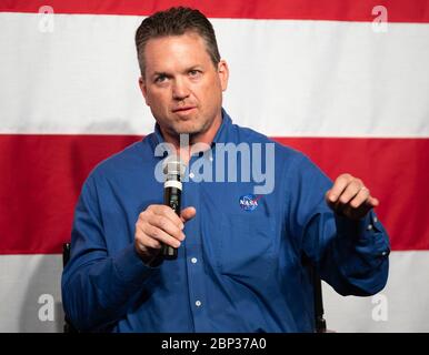 Evento spaziale Artemis Generation Chris Hansen, responsabile dell'ufficio di attività extraveicolare del Johnson Space Center della NASA, risponde a una domanda del pubblico durante una discussione con Jim Bridenstine, amministratore della NASA, e l'astronauta della NASA Kate Rubins durante l'evento spaziale Artemis Generation, martedì 15 ottobre 2019 presso la sede centrale della NASA a Washington. La tuta Extravehicular Mobility Unit (xEMU) migliora le tute indossate in precedenza sulla Luna durante l'era Apollo e quelle attualmente in uso per le passeggiate spaziali fuori dalla Stazione spaziale Internazionale e sarà indossata dalla prima donna Foto Stock