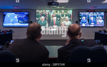 Il presidente Trump chiama gli astronauti durante il primo All-Woman Spacewalk NASA Vice Administrator Jim Morhard e Sam Scimemi, Direttore della Divisione International Space Station della NASA, guardano dal Centro operativo spaziale presso la sede della NASA come Presidente Donald Trump, a cui ha aderito il Vice Presidente Mike Pence, Consigliere del presidente Ivanka Trump e amministratore della NASA Jim Bridenstine, parla agli astronauti della NASA Christina Koch e Jessica Meir della stanza Roosevelt della Casa Bianca mentre conducono la prima passeggiata spaziale di tutte le donne venerdì 18 ottobre 2019 a Washington. Il primo spazio-donna dentro Foto Stock