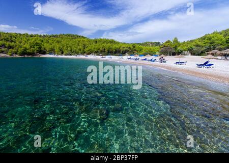 Spiaggia di Xylokeriza, nell'isola di Spetses, Golfo Argosaronico, Grecia, Europa. Foto Stock