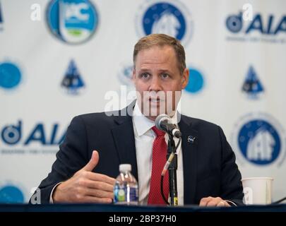 Il 21 ottobre 2019, l'amministratore della NASA Jim Bridenstine ha partecipato a una conferenza stampa al 70° Congresso Astronautico Internazionale tenutosi presso il Walter E. Washington Convention Center di Washington, D.C. ha fornito aggiornamenti sugli sforzi di esplorazione spaziale della NASA e sulle future missioni. Foto Stock