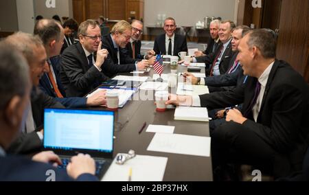 L'amministratore della NASA Jim Bridenstine e il vice amministratore Jim Morhard incontrano il professor Johann-Dietrich Worner dell'ESA durante il 70° Congresso Astronautico Internazionale a Washington il 22 ottobre 2019. Foto Stock