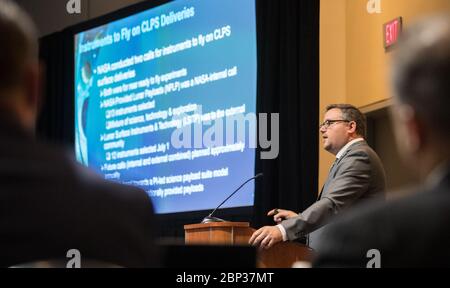 Al 70° Congresso Astronautico Internazionale il 22 ottobre 2019, Brad Bailey, scienziato del programma per il Lunar Discovery and Exploration Program della NASA, presenta un keynote sul programma Artemis della NASA e sull'esplorazione lunare al Walter E. Washington Convention Center di Washington, D.C. Foto Stock