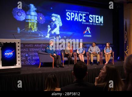 L'astronauta della NASA Doug Wheelock ha partecipato a una discussione al 70° Congresso Astronautico Internazionale, evidenziando il lavoro di giovani professionisti nei centri della NASA, tra cui quelli che lavorano su Marte 2020, la navigazione delle navicelle spaziali e l'ingegneria. Foto Stock