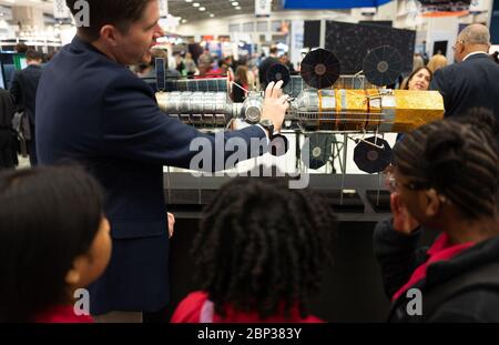 Il 24 ottobre 2019, gli studenti locali visitano la mostra della NASA al 70° Congresso Astronautico Internazionale a Washington, D.C., dove vedono un modello della navicella Gateway della NASA. Foto Stock