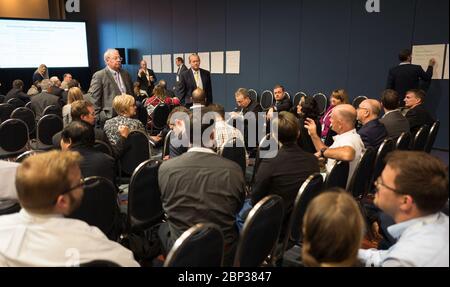 I membri del pubblico partecipano ad una sessione al 70° Congresso Astronautico Internazionale a Washington, D.C., il 24 ottobre 2019, discutendo il potenziale e il valore delle piattaforme persistenti nell'esplorazione spaziale. Foto Stock