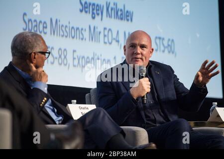 Il 25 ottobre 2019, l'astronauta dell'ESA Andr Kuipers ha parlato al 70° Congresso Astronautico Internazionale di Washington, D.C., discutendo del futuro dell'esplorazione spaziale e della cooperazione internazionale nelle missioni spaziali. Foto Stock