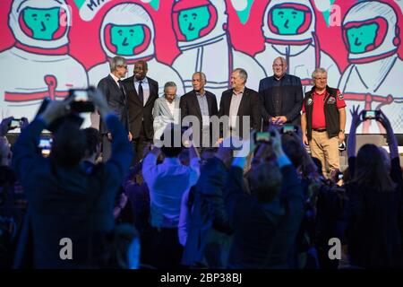 Membri del panel di discussione del 70° Congresso astronautico internazionale, da sinistra a destra: cosmonauta della Roscosmos e direttore esecutivo per i voli spaziali pilotati, Sergey Krikalev; ex astronauta della NASA, Leland Melvin; ex astronauta della NASA, Mary Cleave; ex amministratore e astronauta della NASA, Charlie Bolden; ex cosmonauta rumeno, Dumitru-Dorin Prunariu (non membro del panel); astronauta dell'ESA (Agenzia spaziale europea), André Kuipers; e astronauta europeo e professore dell'Istituto di sistemi spaziali, Reinhold Ewald, posano mentre il pubblico scatta foto, al termine dell'evento; du Foto Stock