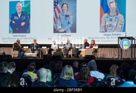 Il 25 ottobre 2019, l'ex astronauta della NASA Leland Melvin moderò un panel al 70° Congresso Astronautico Internazionale di Washington, D.C. il panel includeva astronauti della NASA, dell'ESA e di Roscosmos, discutendo l'esplorazione spaziale e la collaborazione internazionale. Foto Stock