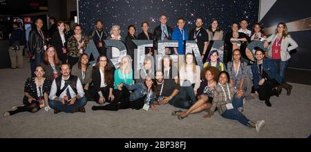 Il gruppo sociale della NASA ha posato per una foto con il cartello Artemis durante il 70° Congresso Astronautico Internazionale il 25 ottobre 2019, al Walter E. Washington Convention Center di Washington, D.C. l'evento ha caratterizzato discussioni sull'esplorazione spaziale, l'innovazione e le future missioni, incluso il programma Artemis della NASA. Foto Stock