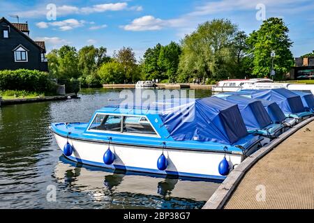 Wroxham, Norfolk, Regno Unito – Maggio 17 2020. In qualsiasi altro giorno di sole le barche a noleggio sarebbero lasciate e in motorizzazione sul fiume Bure. Durante il periodo di chiusura del Covid19 le barche sono ormeggiate e i turisti non sono da nessuna parte da vedere. Foto Stock