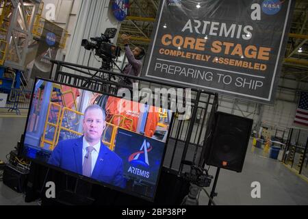 Artemis Day, presentazione della Luna Mission Rocket Stage l'amministratore della NASA Jim Bridenstine dà interviste televisive in diretta prima di dare commenti per un programma Artemis Day, lunedì 9 dicembre 2019, presso lo stabilimento della NASA Michoud Assembly di New Orleans. Attraverso Artemis la NASA atterrà la prima donna e il prossimo uomo sulla Luna entro il 2024. Foto Stock