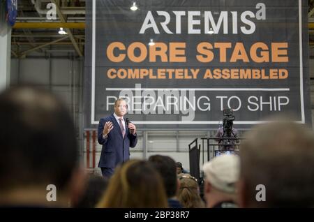 Artemis Day, presentazione della missione Moon Rocket Stage l’amministratore della NASA Jim Bridenstine fa commenti sul programma Artemis dell’agenzia, lunedì 9 dicembre 2019, presso la sede dell’Assemblea Michoud della NASA a New Orleans. Attraverso Artemis la NASA atterrà la prima donna e il prossimo uomo sulla Luna entro il 2024. Foto Stock