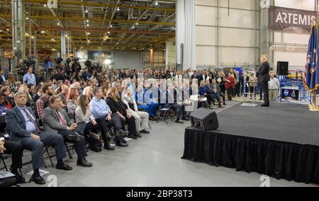 Artemis Day, presentazione della Luna Mission Rocket Stage NASA il Direttore del Centro spaziale di volo Marshall Jody Singer dà le sue osservazioni di apertura durante un evento del giorno di Artemis, lunedì 9 dicembre 2019, presso lo stabilimento della NASA di Michoud Assembly a New Orleans. Attraverso Artemis la NASA atterrà la prima donna e il prossimo uomo sulla Luna entro il 2024. Foto Stock